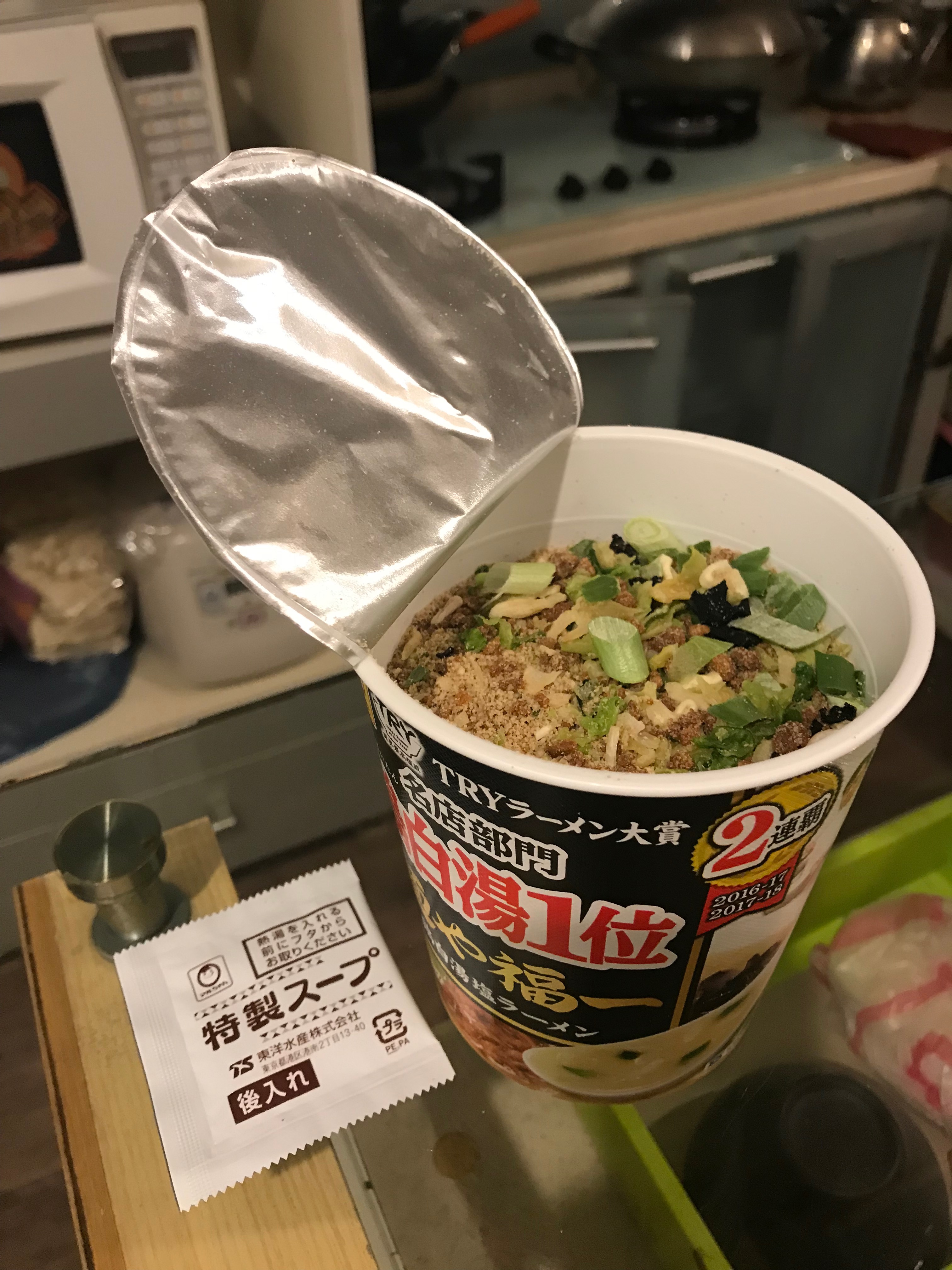 日本的雞白湯鹽味拉麵泡麵